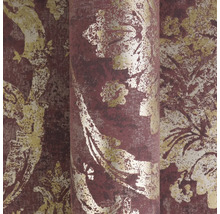 Tapeta s květinovým ornamentálním vzorem a metalickými efekty.