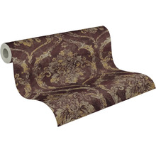 Vliesová tapeta s barokním damaškovým vzorem v bordeaux a zlaté barvě.