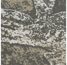 Detailní záběr strukturované vliesové tapety s abstraktním vzorem.