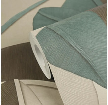 Role strukturované tapety s velkým vzorem listů v zelené, hnědé a béžové barvě.