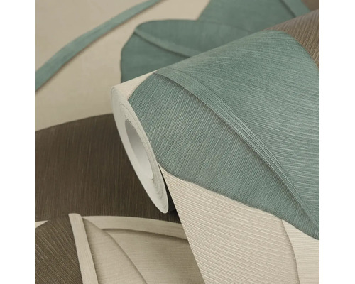 Role strukturované tapety s velkým vzorem listů v zelené, hnědé a béžové barvě.