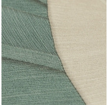 Vliesová tapeta s jemnou lněnou strukturou a geometrickým vzorem v zelené a béžové barvě.