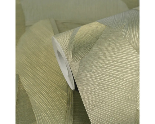 Role vliesové tapety v béžové a zlaté barvě se strukturovaným geometrickým vzorem a lesklým povrchem.