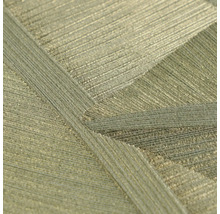 Detail vliesové tapety s geometrickým linkovým vzorem a kovovým leskem.
