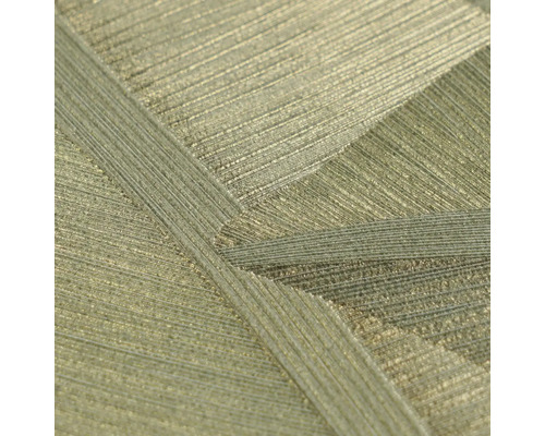 Detail vliesové tapety s geometrickým linkovým vzorem a kovovým leskem.