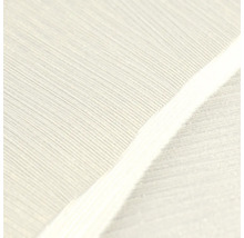 Strukturovaná vliesová tapeta s jemnými paralelními liniemi v detailu.