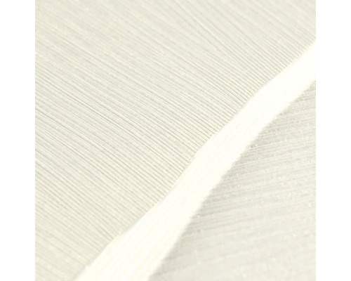 Strukturovaná vliesová tapeta s jemnými paralelními liniemi v detailu.