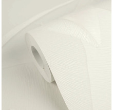 Strukturovaná tapeta s geometrickým vzorem chevron na roli.