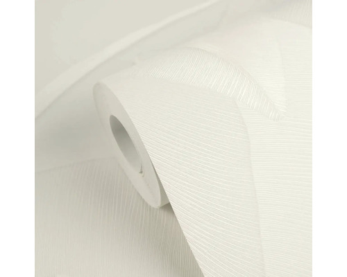 Strukturovaná tapeta s geometrickým vzorem chevron na roli.