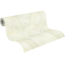 Vliesová tapeta s velkým vzorem listů na roli.