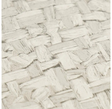 Detail světlé tapety s pleteným vzhledem a strukturovaným povrchem.