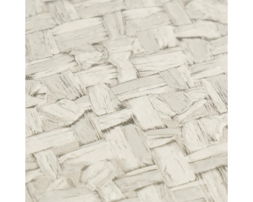 Detail světlé tapety s pleteným vzhledem a strukturovaným povrchem.