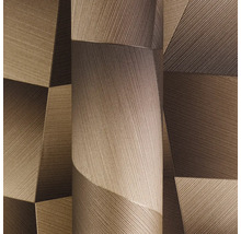 Detail strukturované tapety s geometrickým vzorem