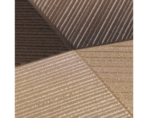 Detail strukturované tapety s proužkovaným vzorem