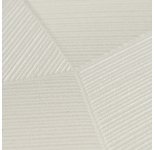 Strukturovaná bílá tapeta s geometrickým vzorem jemných paralelních linií.