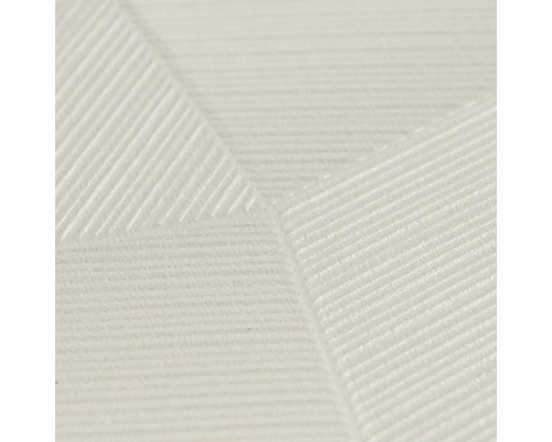 Strukturovaná bílá tapeta s geometrickým vzorem jemných paralelních linií.