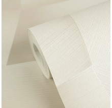 Role tapety s geometrickým strukturovaným vzorem diagonálních linií tvořících trojúhelníky.