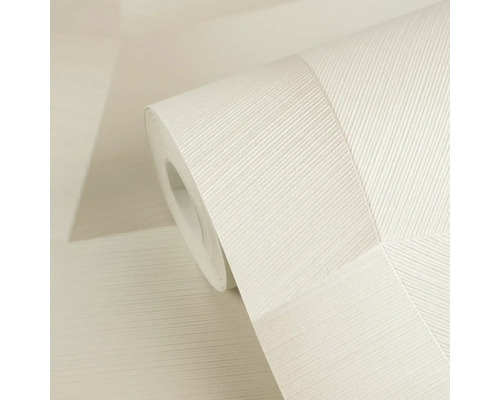 Role tapety s geometrickým strukturovaným vzorem diagonálních linií tvořících trojúhelníky.