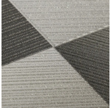 Detail strukturované tapety s geometrickým vzorem