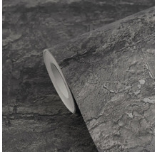 Vliesová tapeta se vzhledem kamene, tmavě šedá, strukturovaný povrch s prasklinami, detailní pohled na roli.