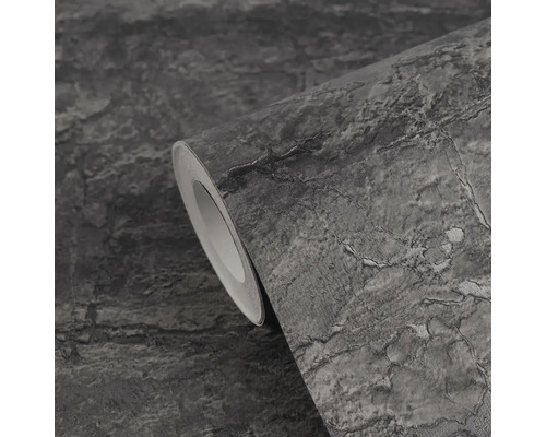 Vliesová tapeta se vzhledem kamene, tmavě šedá, strukturovaný povrch s prasklinami, detailní pohled na roli.