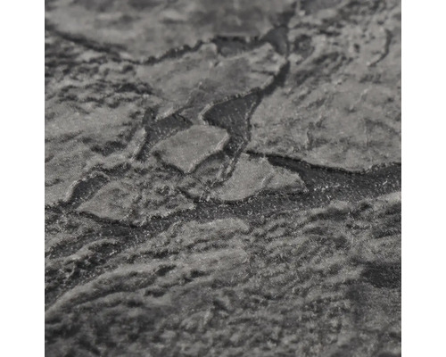 Strukturovaný povrch vliesové tapety s kamenným vzhledem.