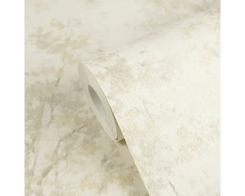 Strukturovaná vliesová tapeta s abstraktním metalickým vzorem v krémové a béžové barvě.