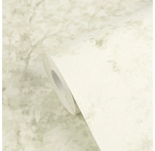 Vliesová tapeta ve vzhledu betonu se strukturovaným povrchem ve světlých tónech v roli.