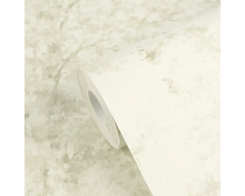 Vliesová tapeta ve vzhledu betonu se strukturovaným povrchem ve světlých tónech v roli.