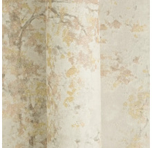 Vliesová tapeta s metalickým lesklým florálním vzorem ve zlaté a růžovozlaté barvě.