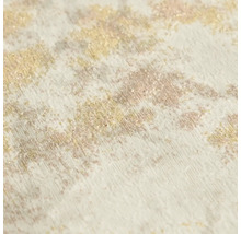 Detail tapety v bílé, béžové a zlaté barvě s vertikální strukturou, abstraktním vzorem a metalickým leskem.