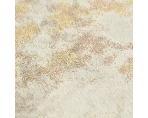 Detail tapety v bílé, béžové a zlaté barvě s vertikální strukturou, abstraktním vzorem a metalickým leskem.