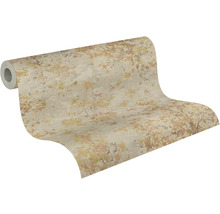 Vliesová tapeta v roli s abstraktním vzorem stromů a listů v přírodních tónech a se strukturovaným povrchem.