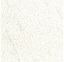 Detailní záběr bílé tapety se strukturovaným povrchem a diagonálním reliéfem.