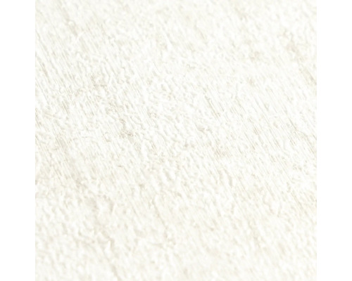 Detailní záběr bílé tapety se strukturovaným povrchem a diagonálním reliéfem.