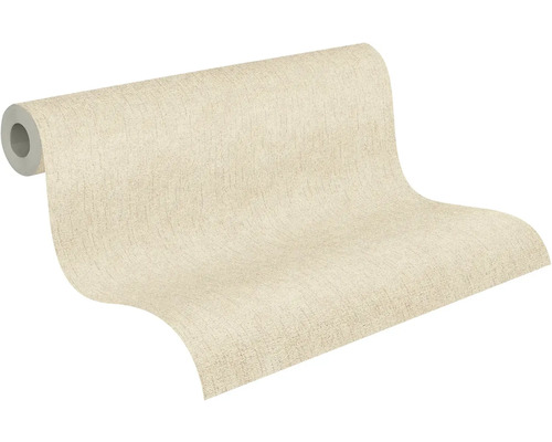 Částečně rozbalená role tapety s krémovým strukturovaným povrchem a jemnými svislými liniemi.