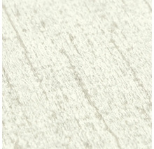 Strukturovaný povrch vliesové tapety s texturou podobnou dřevu a granulovaným povrchem.