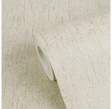 Strukturovaná světle béžová vliesová tapeta s metalickými akcenty a jemným linkovým vzorem na roli.