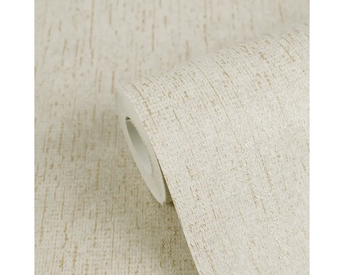 Strukturovaná světle béžová vliesová tapeta s metalickými akcenty a jemným linkovým vzorem na roli.