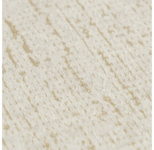 Detailní pohled na strukturovanou tapetu se svislou strukturou a třpytivými zlatými akcenty.