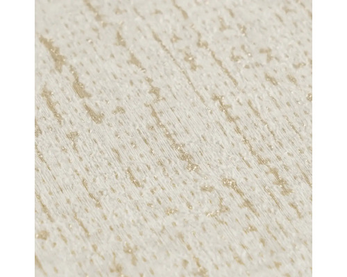 Detailní pohled na strukturovanou tapetu se svislou strukturou a třpytivými zlatými akcenty.