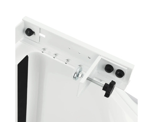 Detailní pohled na držák se šrouby a nastavovacími knoflíky