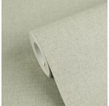 Béžová strukturovaná tapeta se vzhledem lnu v roli.