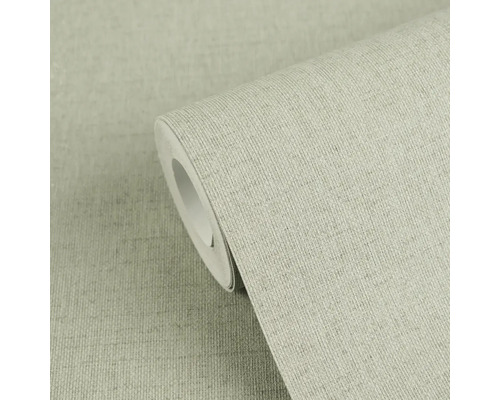 Béžová strukturovaná tapeta se vzhledem lnu v roli.