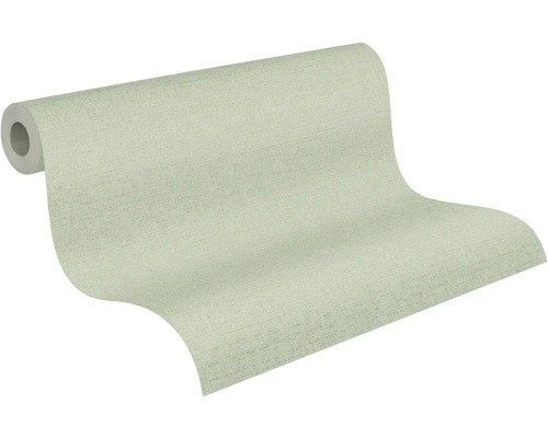 Částečně rozvinutá světle zelená tapeta s jemnou textilní strukturou.