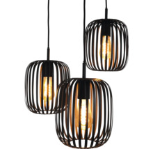 Tři závěsná svítidla s černým kovovým rámem a žárovkami