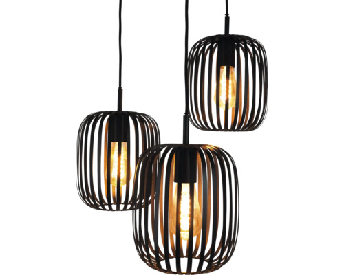 Tři závěsná svítidla s černým kovovým rámem a žárovkami