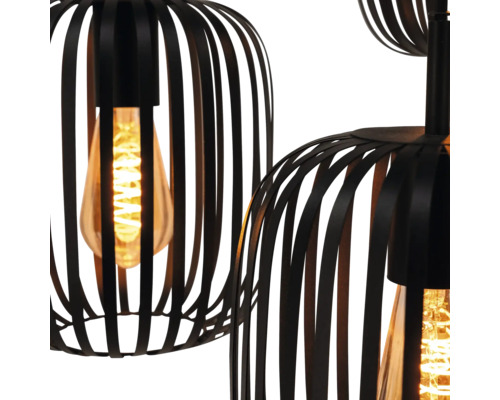 Detailní záběr černého závěsného svítidla s klecovým designem a světelným zdrojem