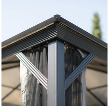 Detailní záběr konstrukce altánu s kovovým rámem a moskytiérou