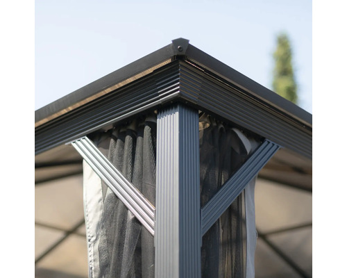 Detailní záběr konstrukce altánu s kovovým rámem a moskytiérou